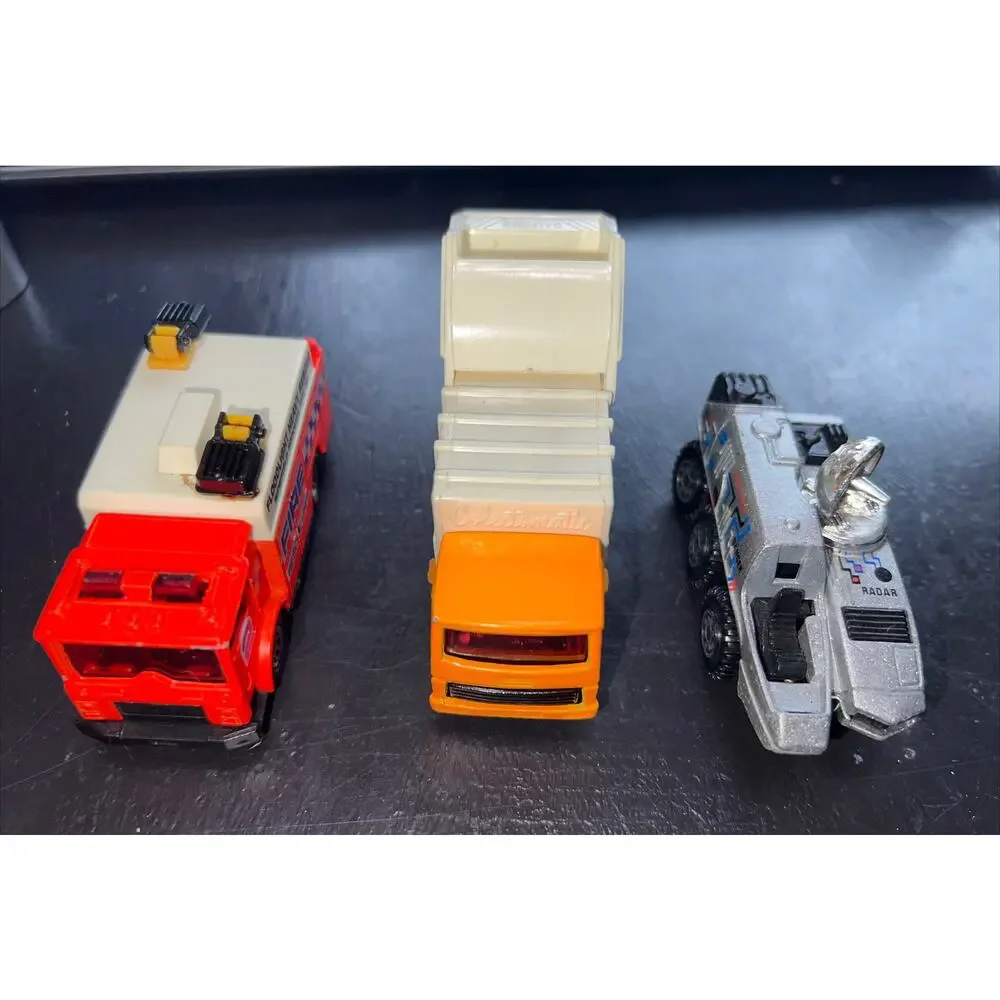 Lot 8-Matchbox-Hot Wheels-REFUSE TRUCK-Space Rover-fire Rescue-twang-Batmobile￼